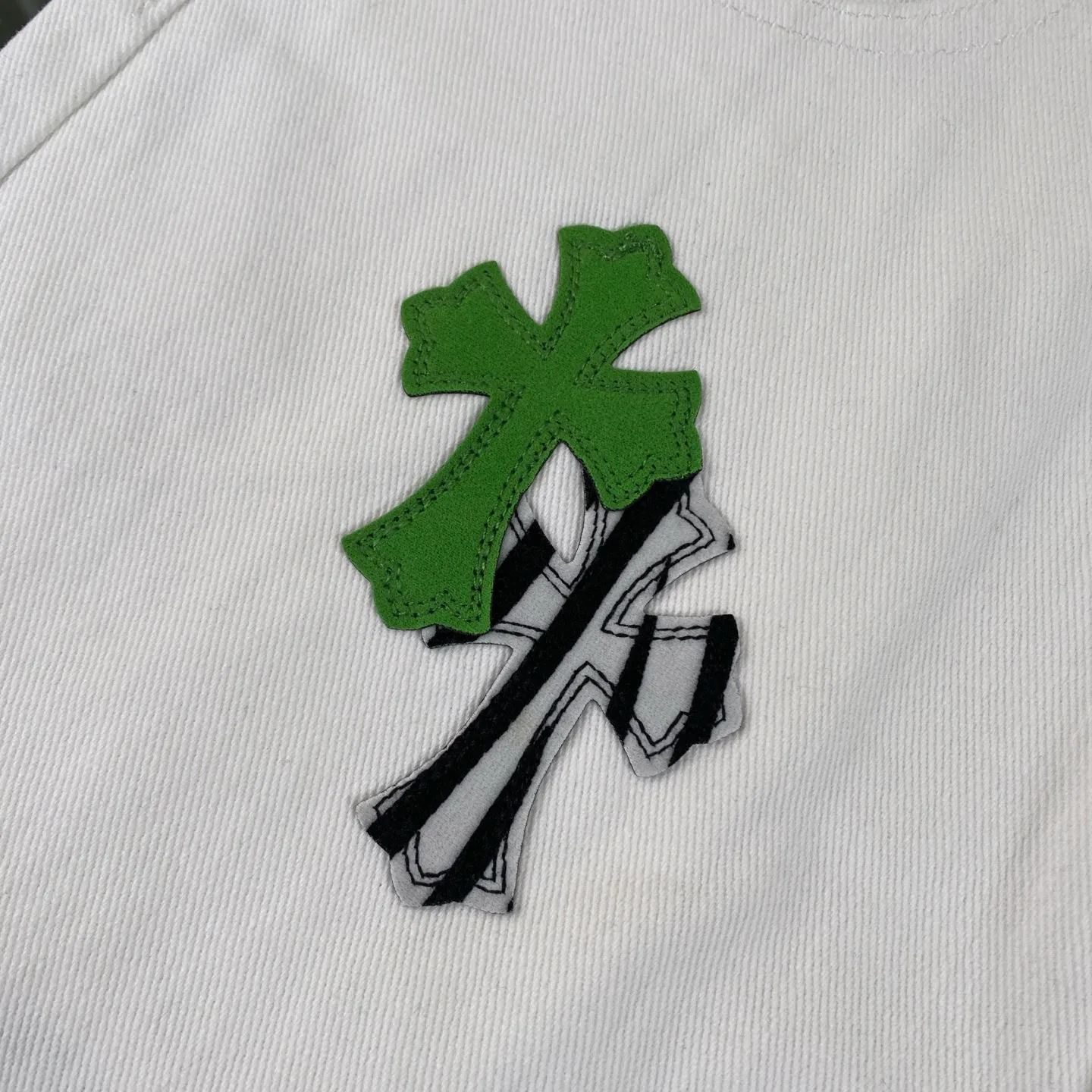 P240 chrome hearts Chrome Hearts 2025 new London limited apple green cross patch leather white jeans vi Top heavy industry fashionable design] Consistent high street luxury style creation. Speaking of this style, the Zangyin family and GU family are definitely the leading representative brands. Especially the Zangyin family has really achieved a state-of-the-art effect in creating high street style. The unique washed material is used to create this style. The color system is quite eye-catching. After it is decorated with patchwork cross flowers, it cleverly highlights the charm of the brand. Secondly, this style uses classic The classic high-waist cutting design highlights the long legs and fashionable temperament of the upper body. The brand is highly recognizable and the slim fit configuration is more suitable for daily wear. It is a product that interprets personality, fashion, and specifications at a glance. This single product is enough to make any fan excited. It can be a white T-shirt for youthful preppy style, or a tight suspender for lady style. It has strong matching ability and can be easily controlled by men.  [Materials and craftsmanship] Needless to say, this point goes without saying. As an excellent craftsman brand, Zangyin’s requirements for details and craftsmanship are really perfect. The washed color of this model has gone through so many processes, not to mention the embellishment of denim appliques. It is also purely hand-made and sewn. Just like what they believe in, only hand-made things have soul and have the meaning of wear. A top-notch heavy-duty fashionable denim item, I look forward to your perfect interpretation! !  Size:28-34